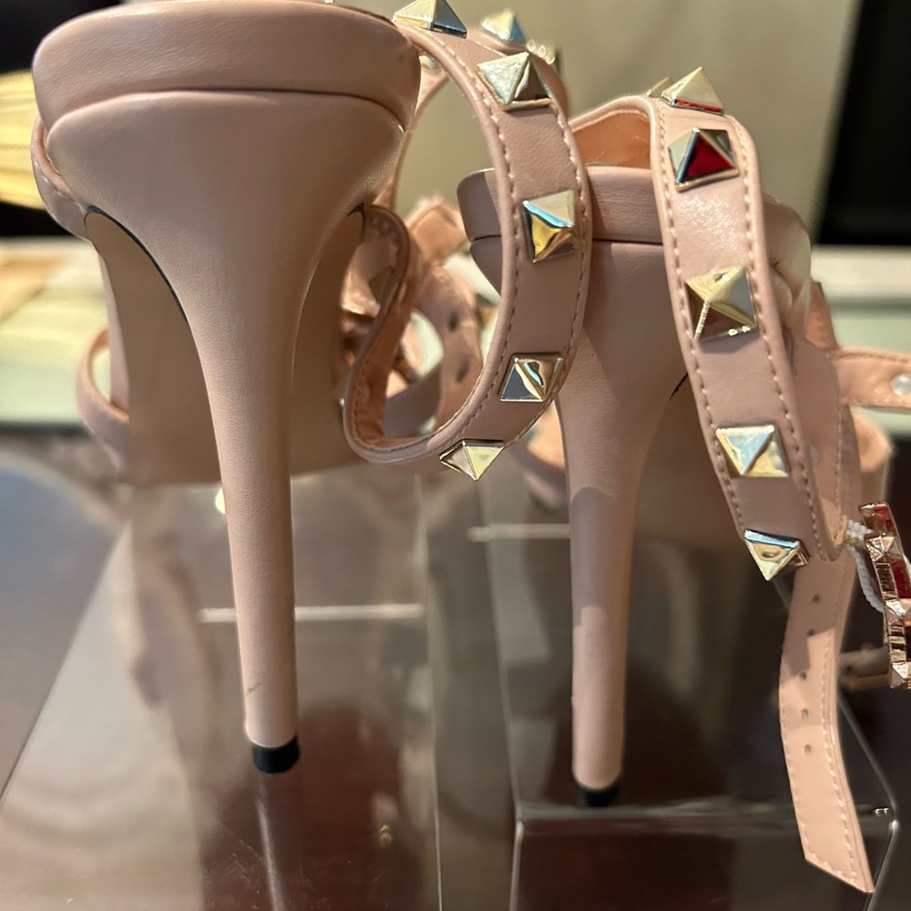 NEW! Comfity Rivet Straps Stilettos - Picture 2 of 4